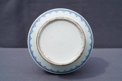 Een Chinese blauwwitte vaas met florale slingers, Qianlong